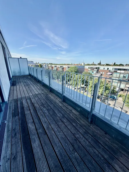 Wohnen mit Urlaubsfeeling – Dachterrasse, Licht und Filmfabrik-Flair — photo 1
